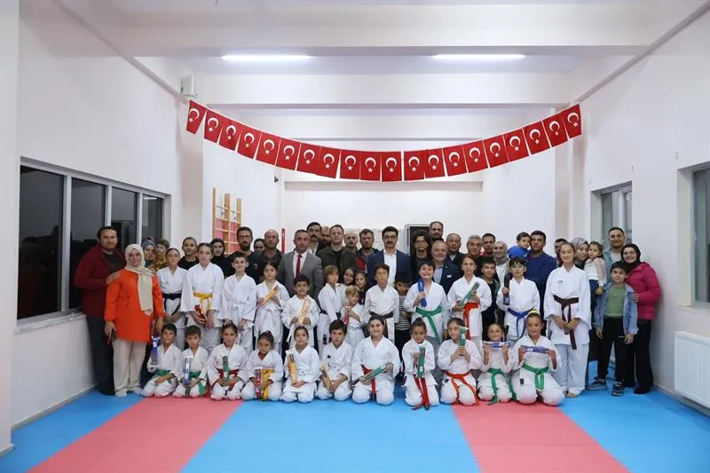Ferizli Kaymakamı Kaya, Karate kursu kuşak terfi törenine katıldı