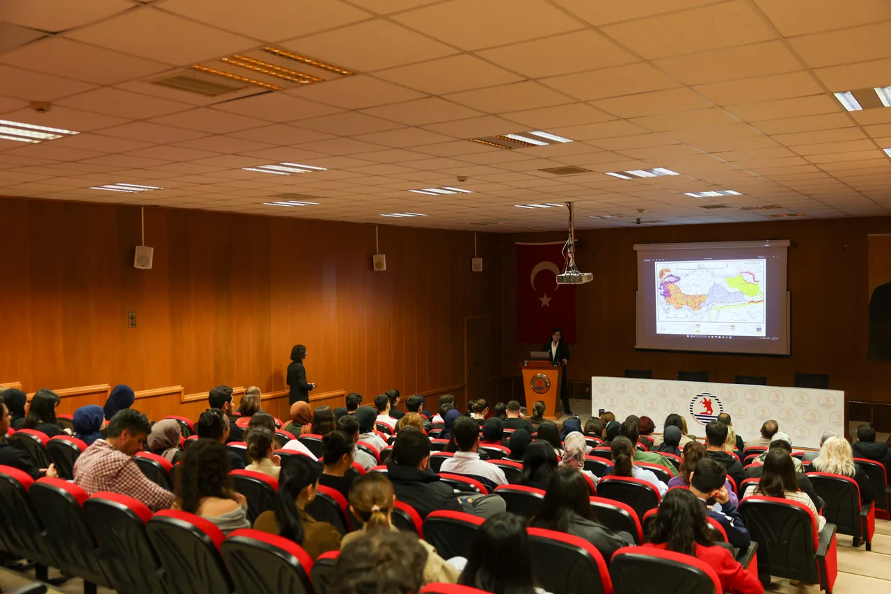 OMÜ’de “Tarihsel Süreçte Cumhuriyet ve Kazanımları” konferansı düzenlendi