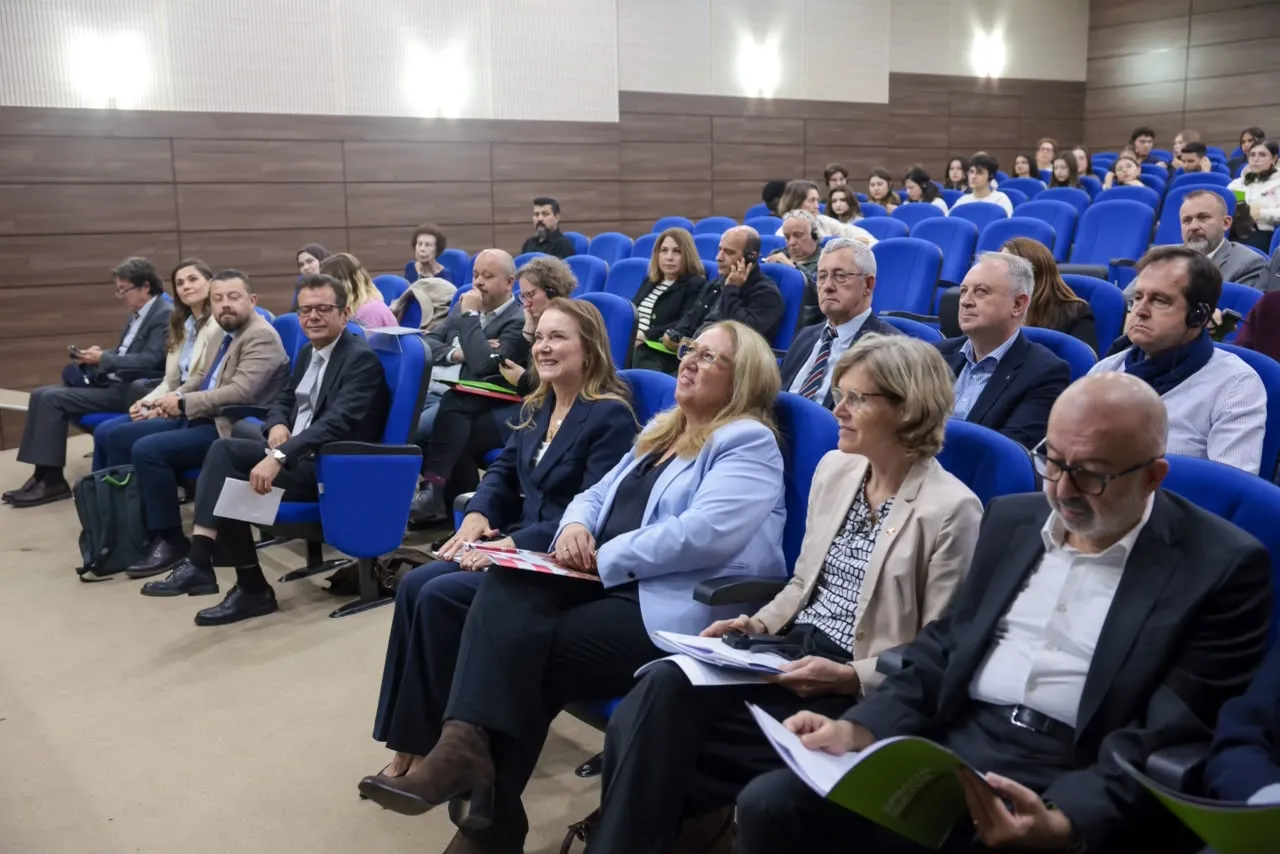 Başkan Mutlu, Konak’ın dirençli kent vizyonunu uluslararası konferansta anlattı