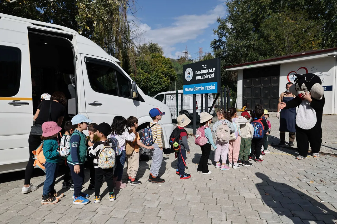 Minikler, Pamukkale Belediyesi Mama Üretim Tesisi’ni keşfetti