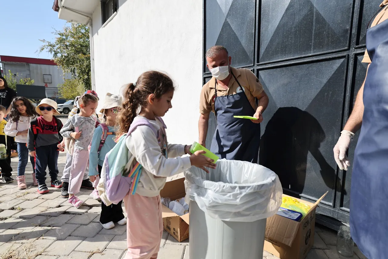 Minikler, Pamukkale Belediyesi Mama Üretim Tesisi’ni keşfetti