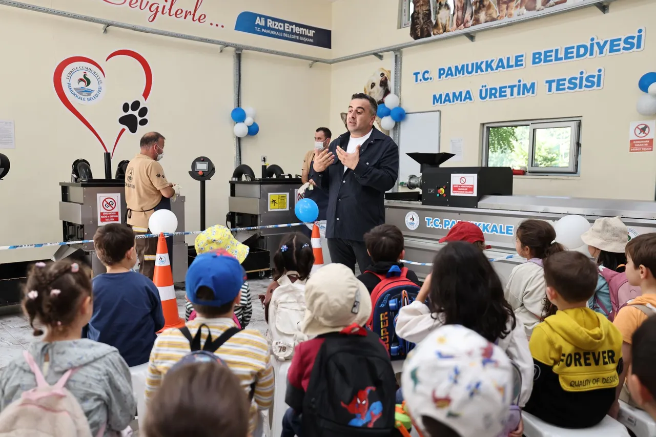 Minikler, Pamukkale Belediyesi Mama Üretim Tesisi’ni keşfetti