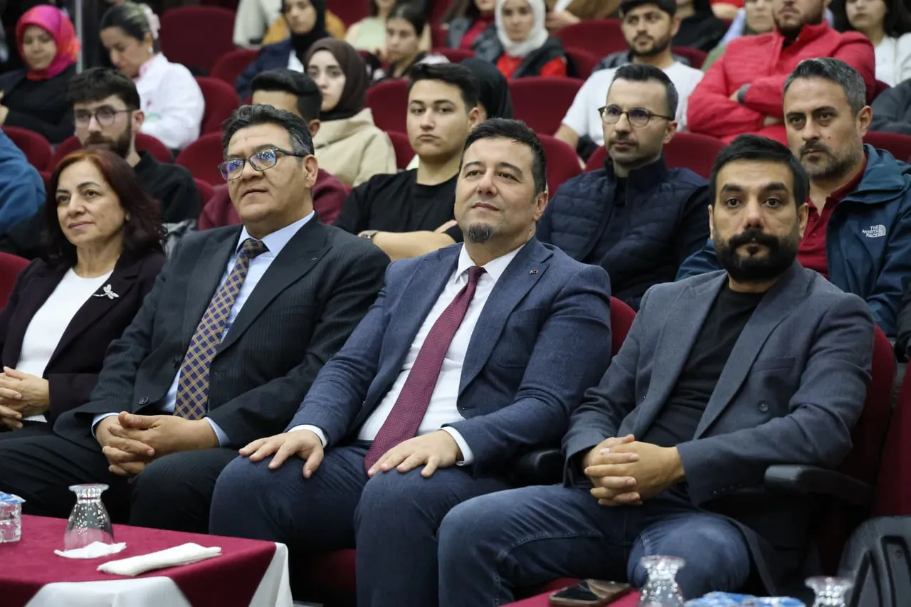 Iğdır Üniversitesinde "Tarih, Siyaset ve Kültür Perspektifinden Cumhuriyet" paneli yapıldı