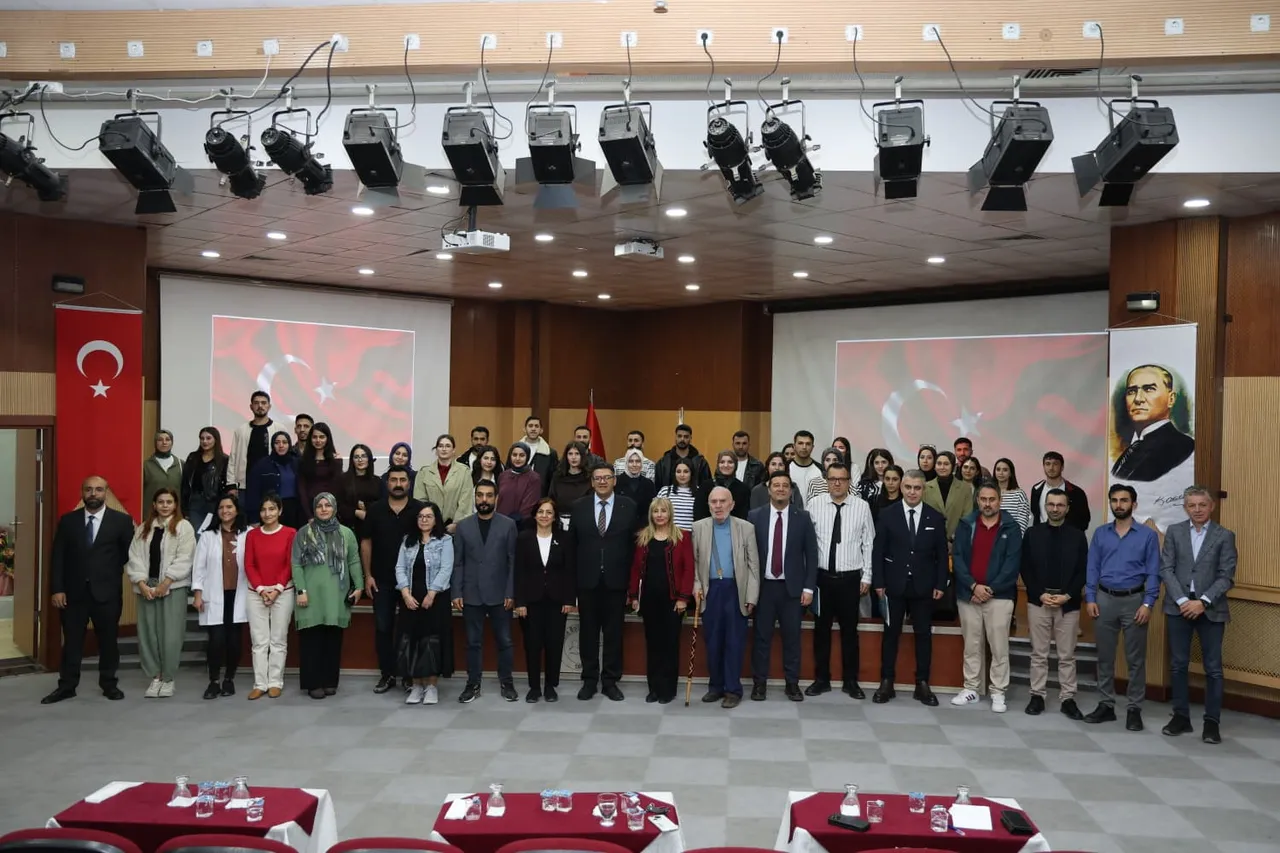 Iğdır Üniversitesinde "Tarih, Siyaset ve Kültür Perspektifinden Cumhuriyet" paneli yapıldı