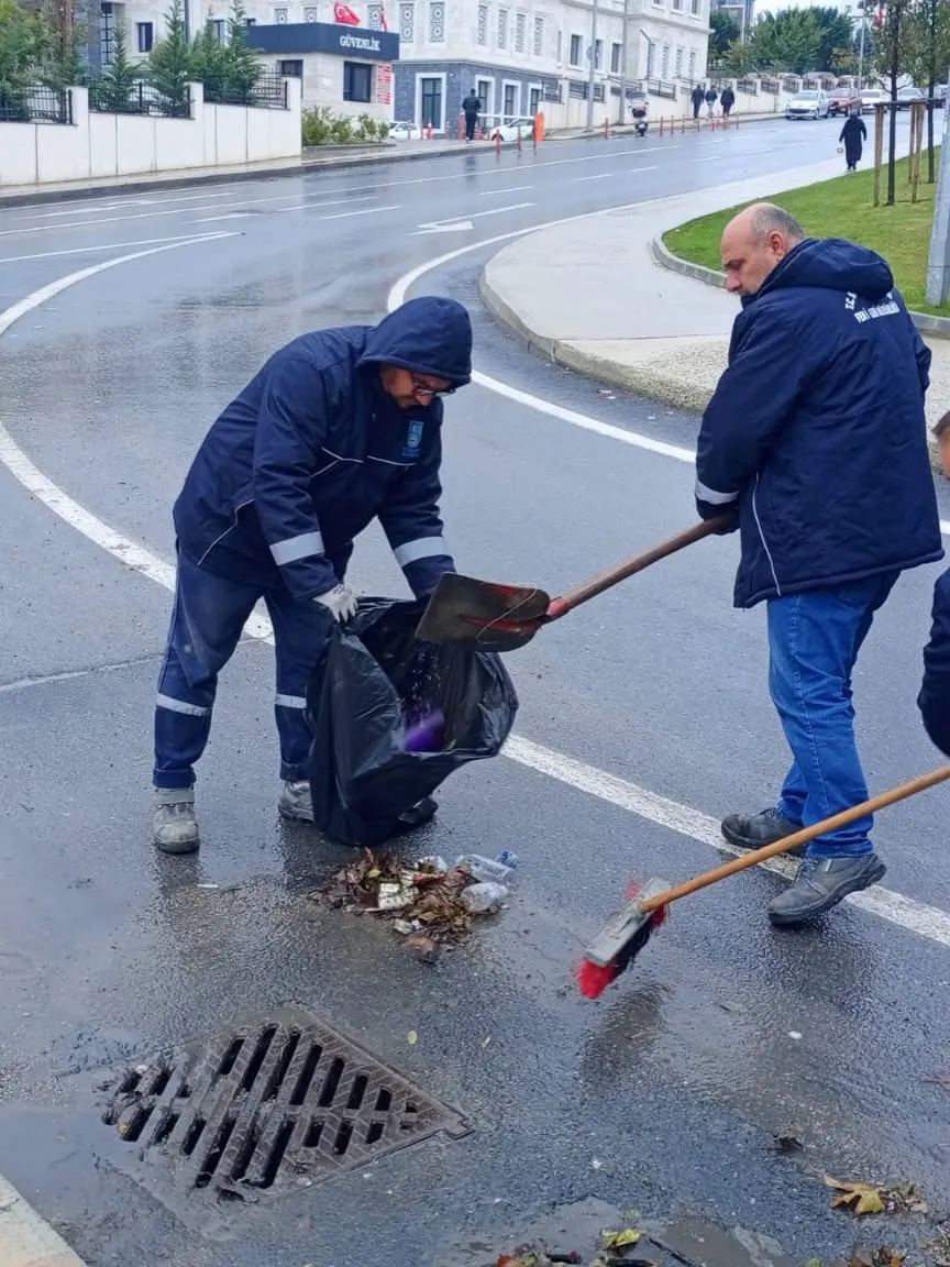 Silivri’de yağışlara karşı ekiplerin saha çalışmaları sürüyor