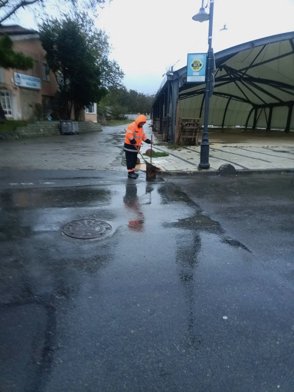 Silivri’de yağışlara karşı ekiplerin saha çalışmaları sürüyor