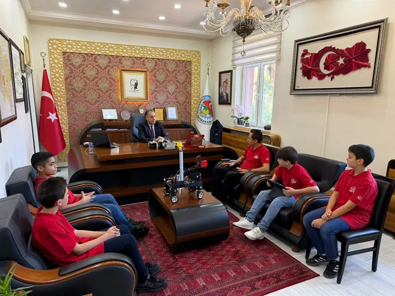 TEKNOFEST 2026’da başarı elde eden öğrenciler, Kaymakam Kapankaya’yı ziyaret etti