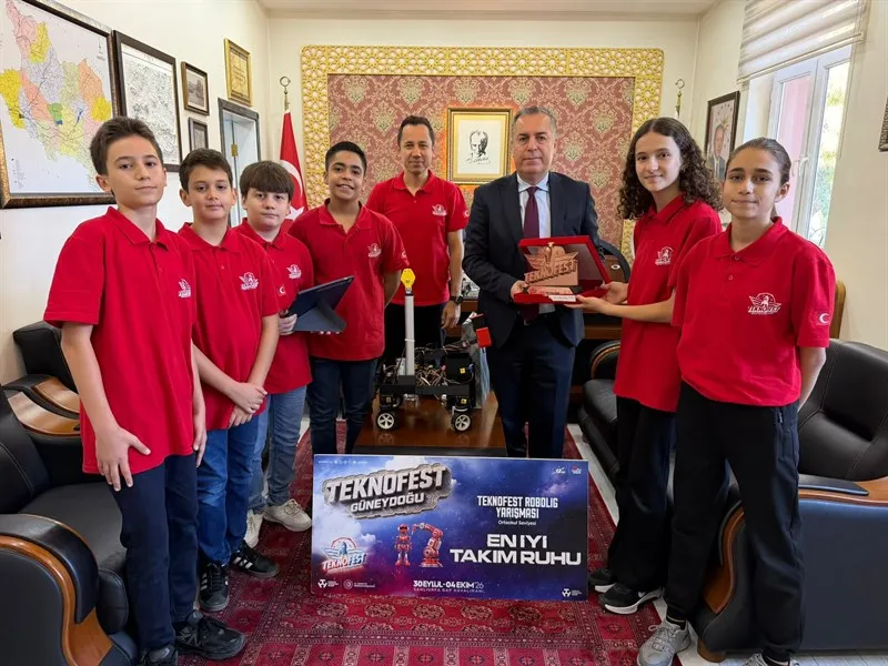 TEKNOFEST 2026’da başarı elde eden öğrenciler, Kaymakam Kapankaya’yı ziyaret etti