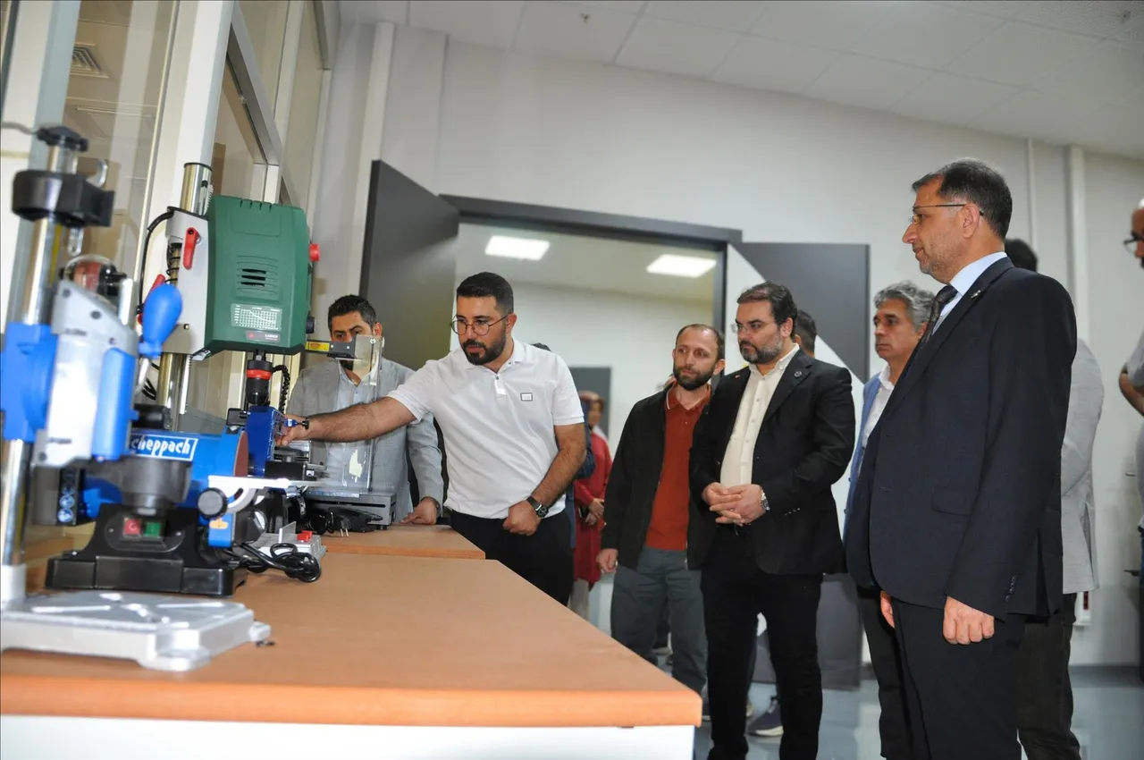 Rektör Alkış Milli Teknoloji Atölyesi'nde incelemelerde bulundu