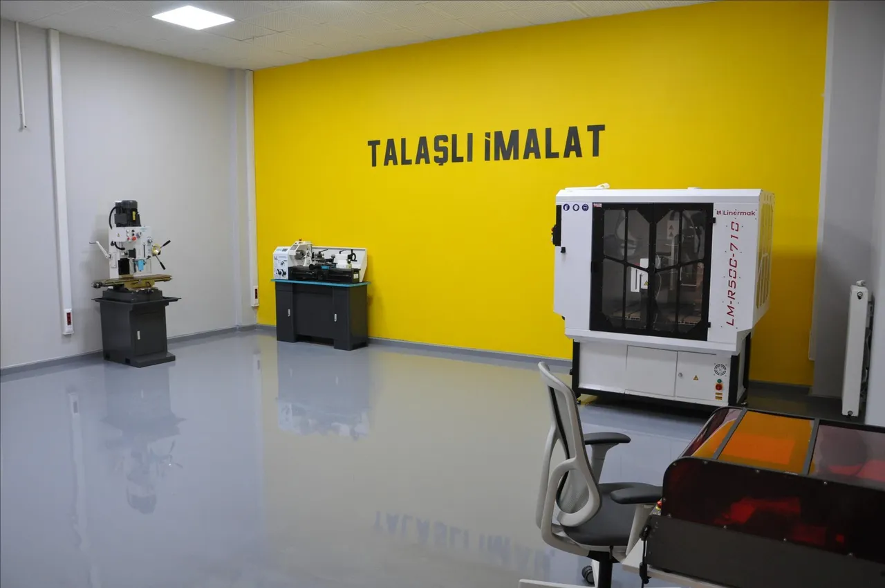 Rektör Alkış Milli Teknoloji Atölyesi'nde incelemelerde bulundu