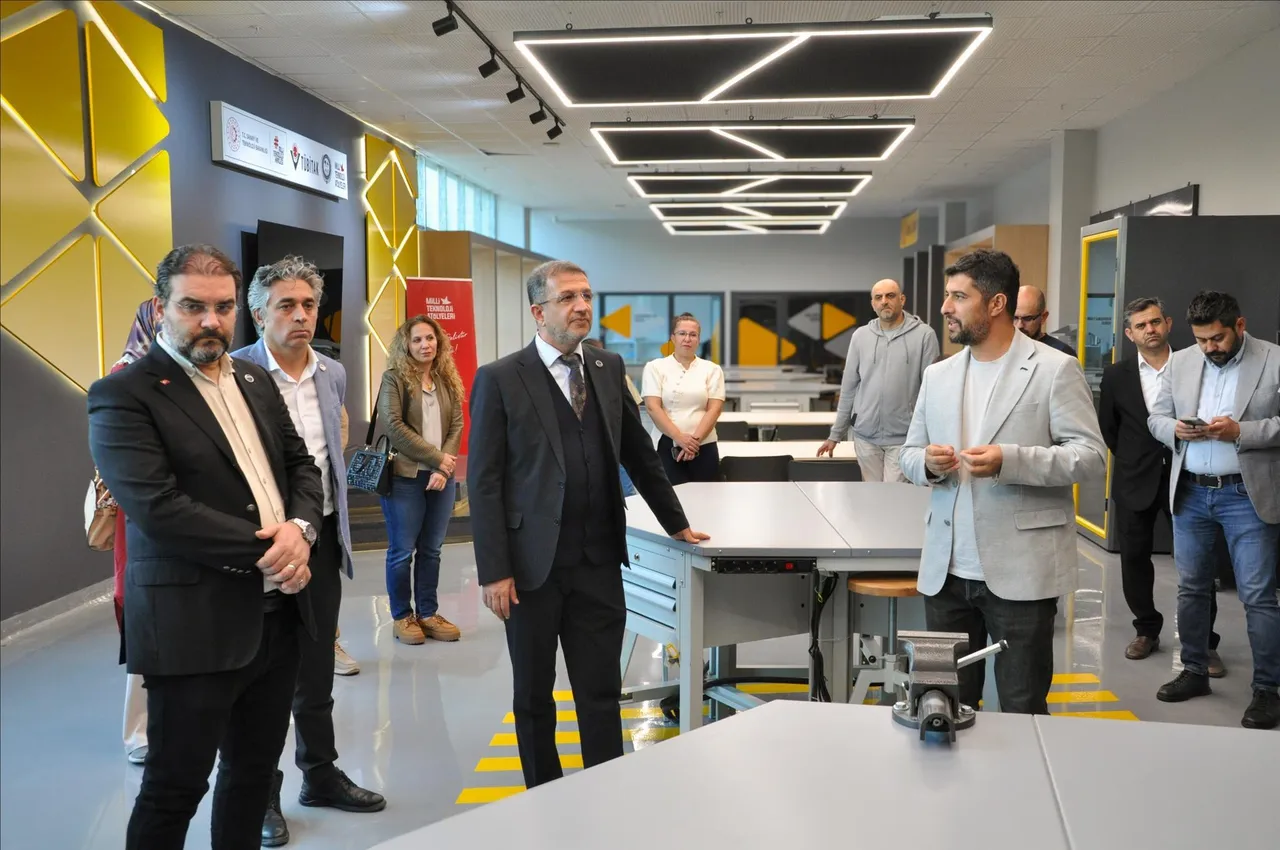Rektör Alkış Milli Teknoloji Atölyesi'nde incelemelerde bulundu