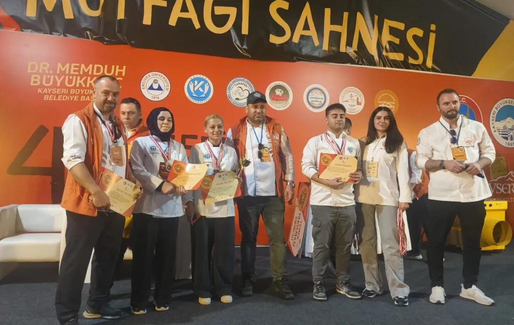 GAÜN öğrencilerinden iki farklı yarışmada beş derece