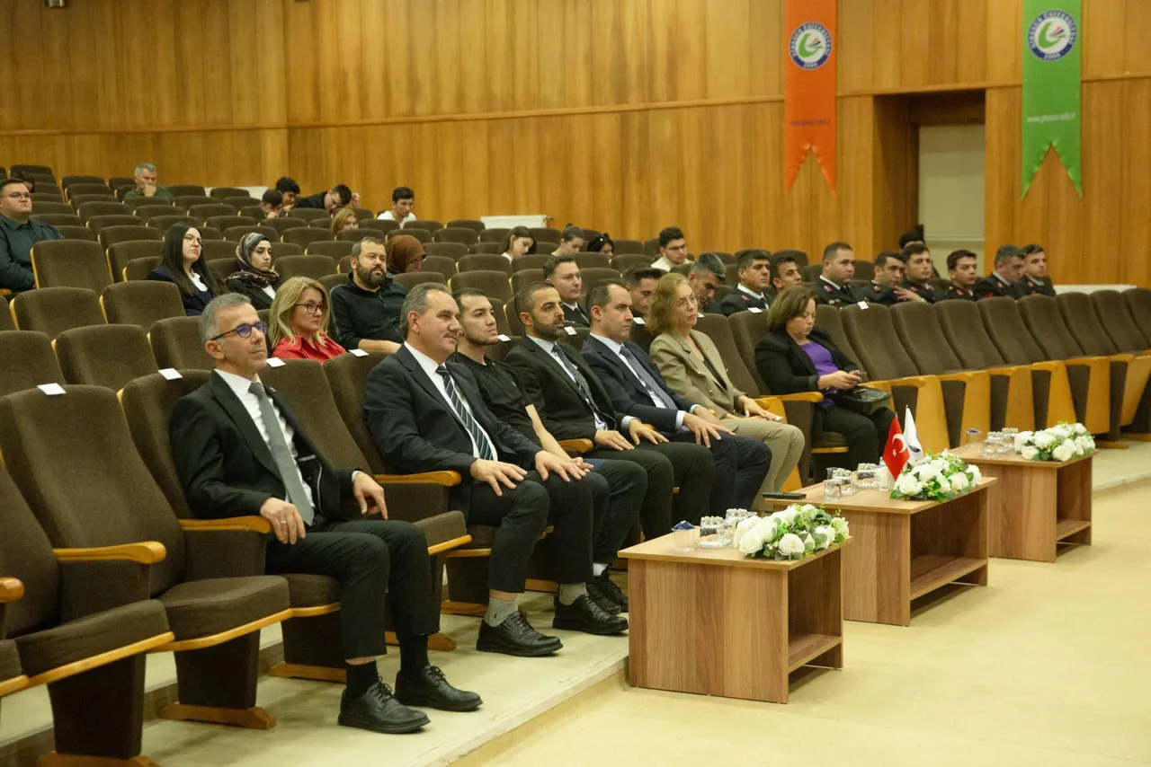 GRÜ’de “Cumhuriyetin Yeni Yüzyılında Hukuk, Bilim ve Tarih” paneli düzenlendi