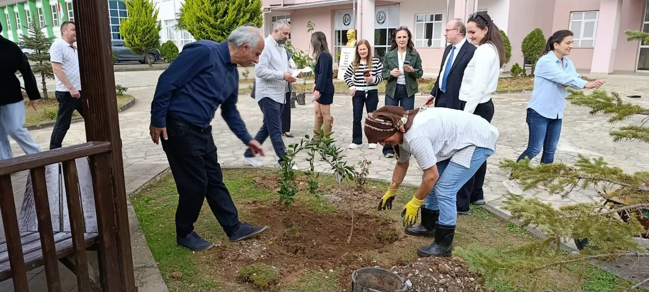 GRÜ Eynesil Kamil Nalbant MYO’da Cumhuriyet'in 103. Yılı anısına meyve fidanları dikildi