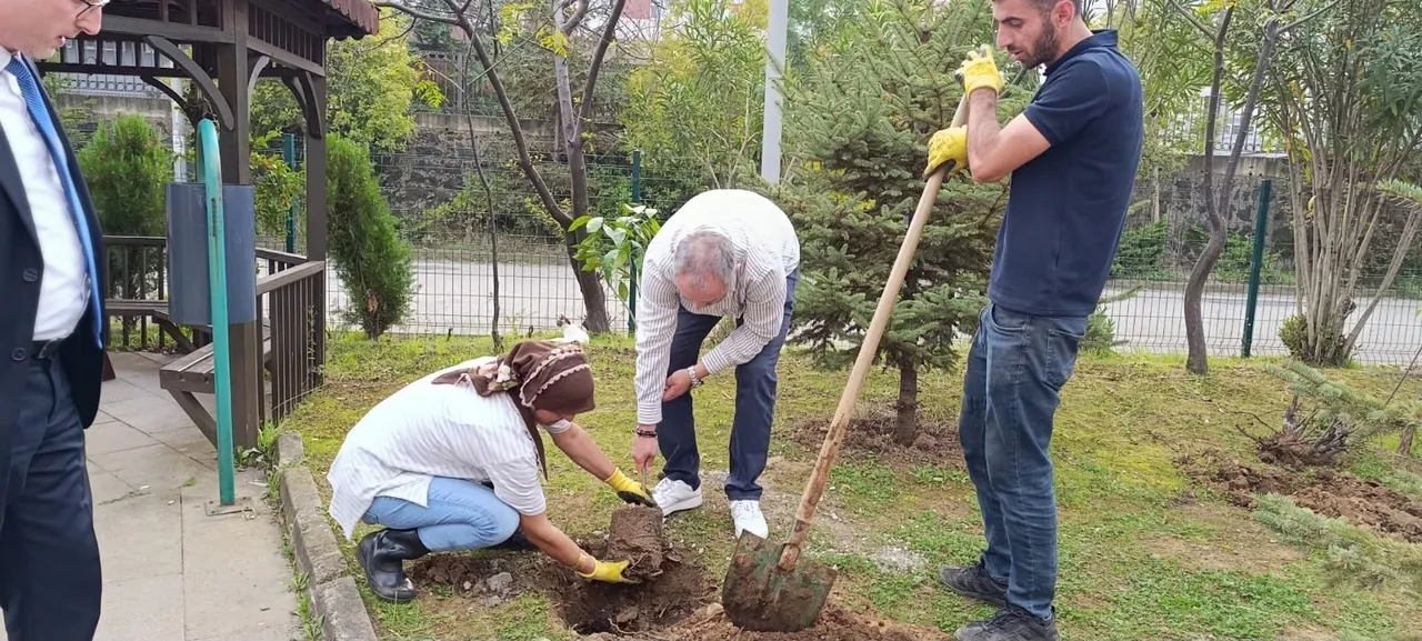 GRÜ Eynesil Kamil Nalbant MYO’da Cumhuriyet'in 103. Yılı anısına meyve fidanları dikildi