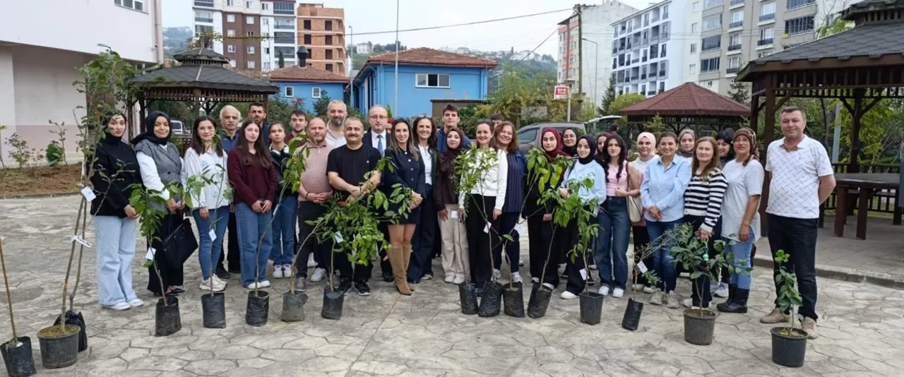 GRÜ Eynesil Kamil Nalbant MYO’da Cumhuriyet'in 103. Yılı anısına meyve fidanları dikildi