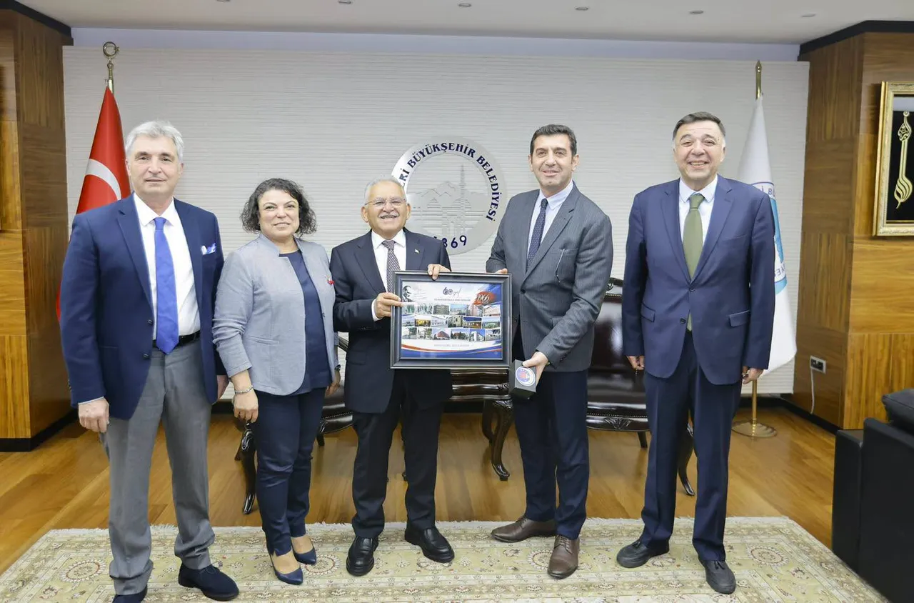 Başkan Büyükkılıç’a ziyaretçi yoğunluğu
