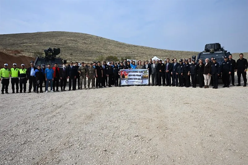 29 Ekim Cumhuriyet Bayramı Haftası’nda şehitlerin hatırasına fidanlar toprakla buluştu