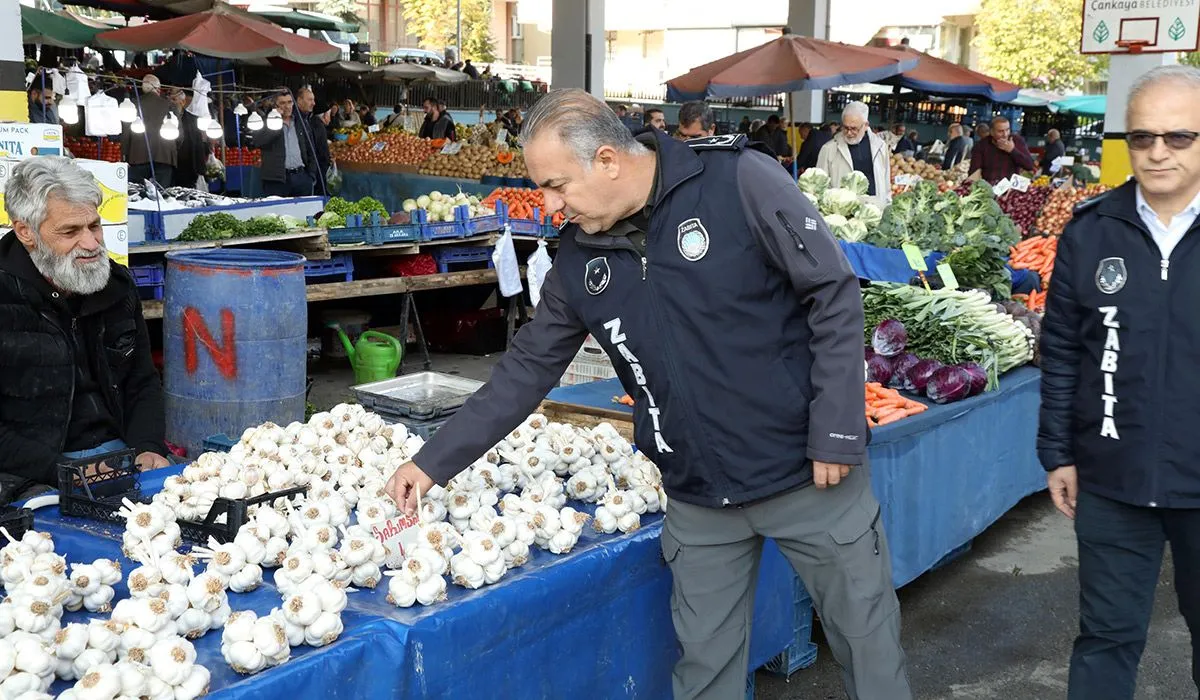 Çankaya zabıtası pazar yerlerinde denetimlerini sürdürüyor