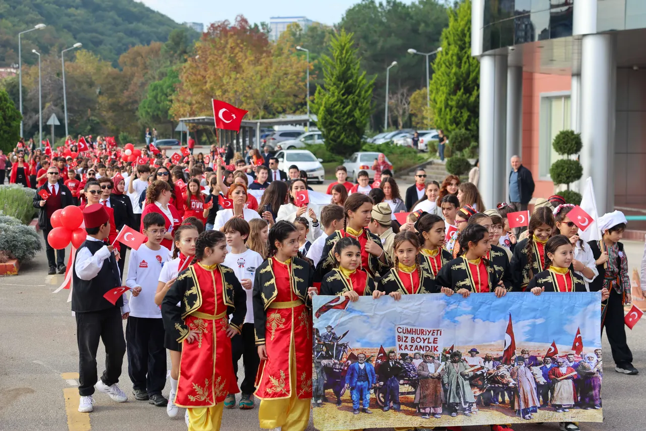 OMÜ Vakfı Koleji öğrencilerinden Cumhuriyet Bayramı yürüyüşü