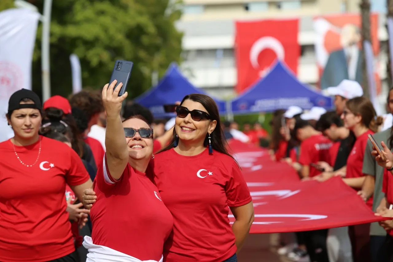 Akdeniz Üniversitesi Cumhuriyet için koştu