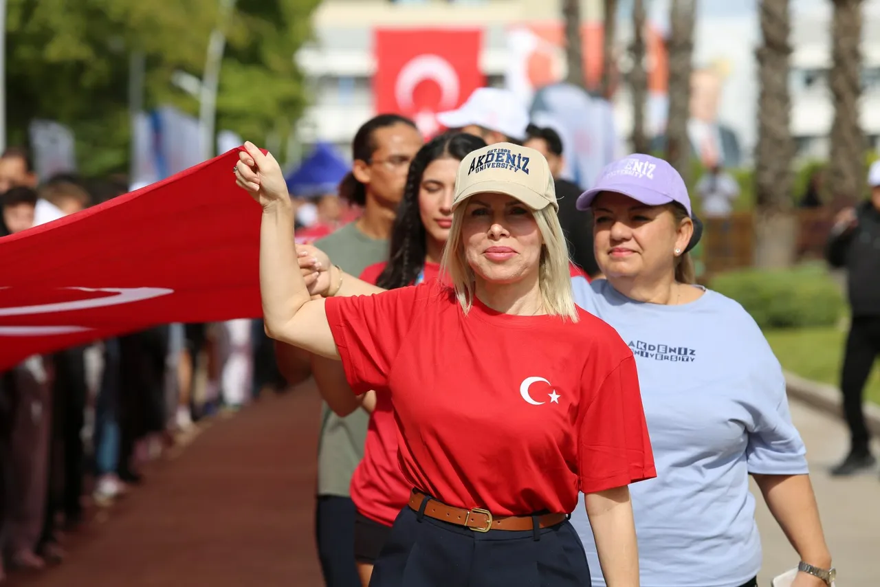 Akdeniz Üniversitesi Cumhuriyet için koştu