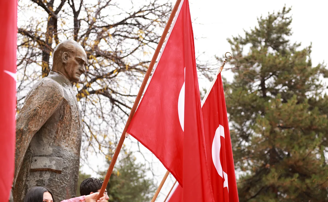 SBTÜ Rektörü Kul, 29 Ekim Cumhuriyet Bayramı çelenk sunma törenine katıldı