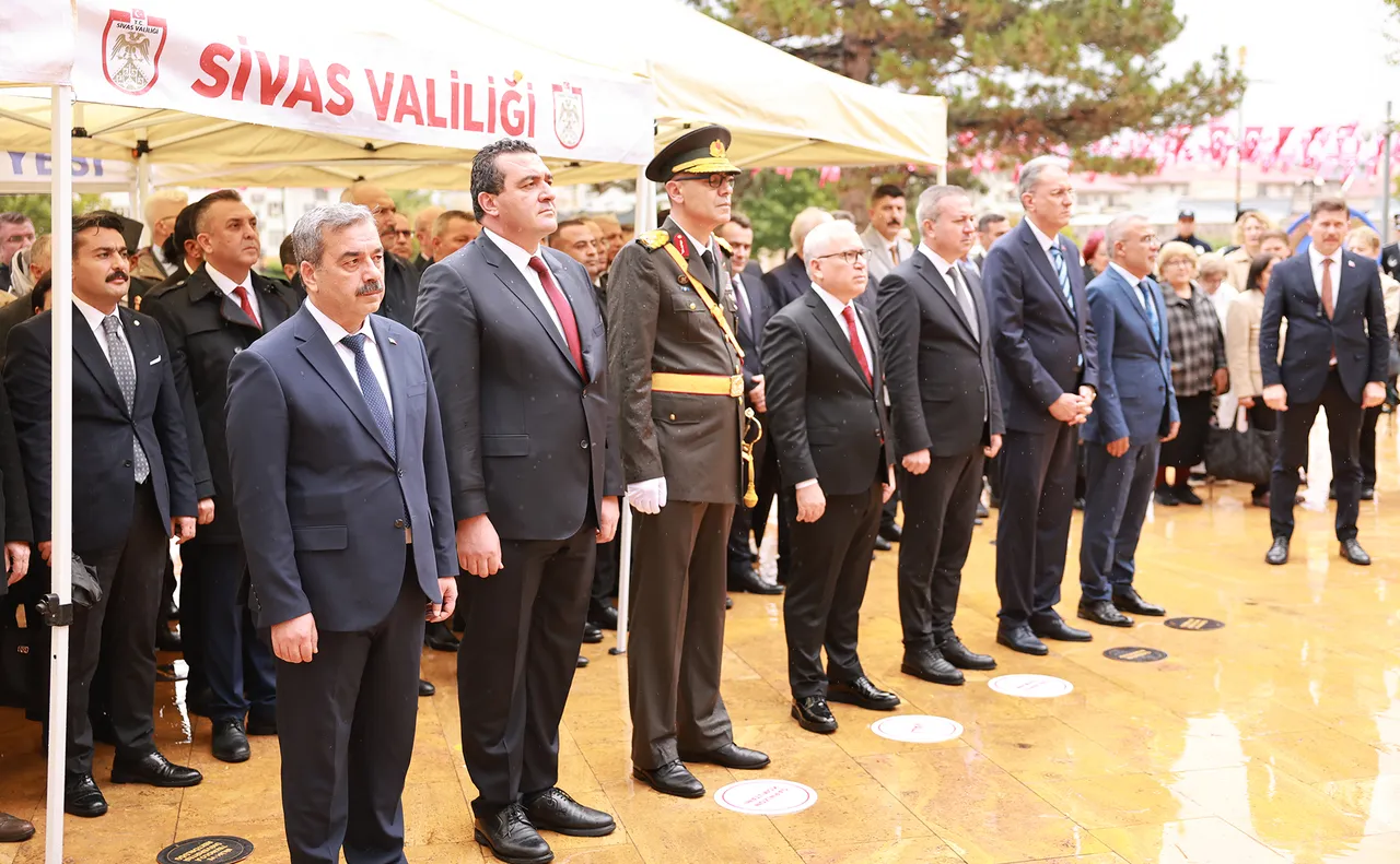 SBTÜ Rektörü Kul, 29 Ekim Cumhuriyet Bayramı çelenk sunma törenine katıldı