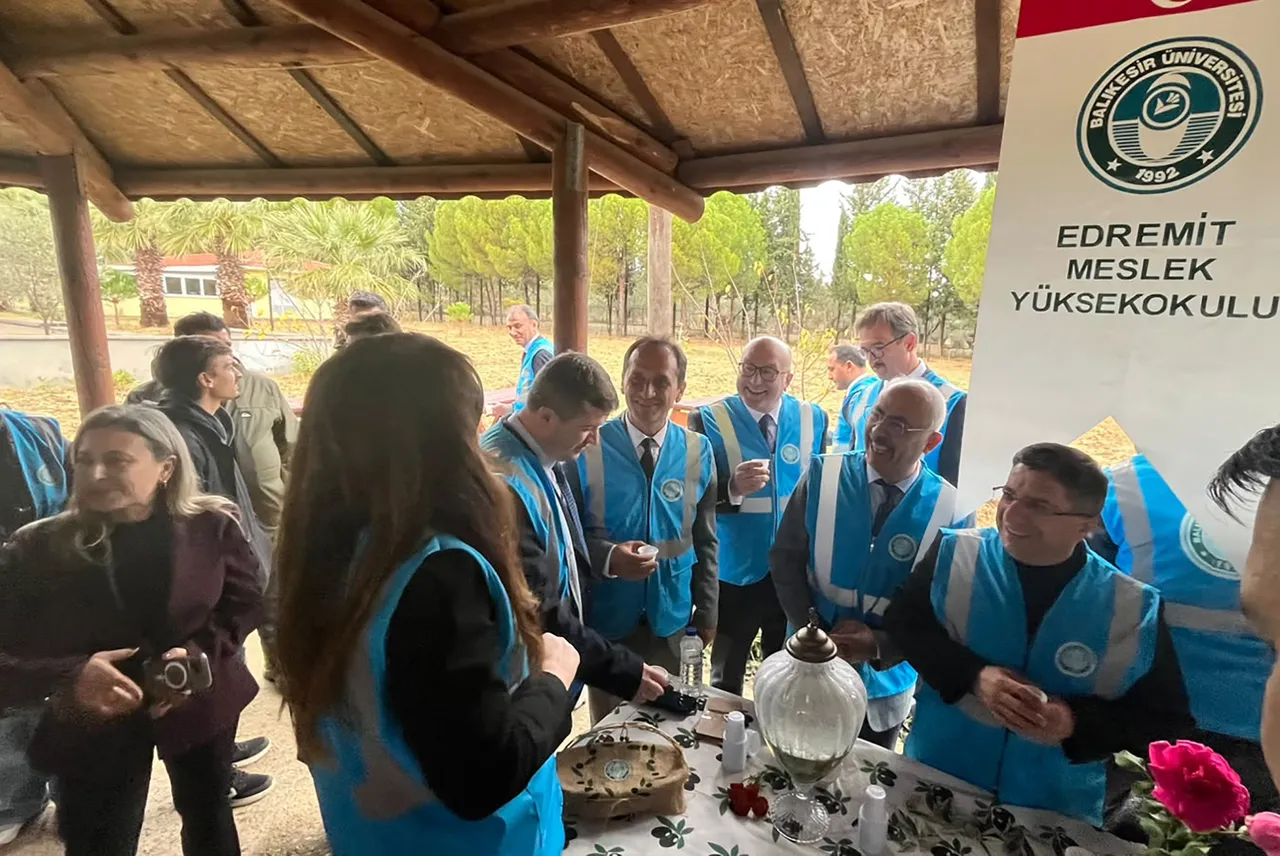Balıkesir Üniversitesinde I. Akademik Zeytin Hasat Şenliği düzenlendi