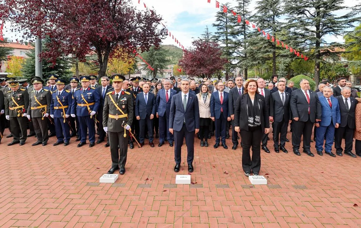 Cumhuriyet'in 103. Yılı Münasebetiyle Atatürk Anıtı’na çelenk sunuldu