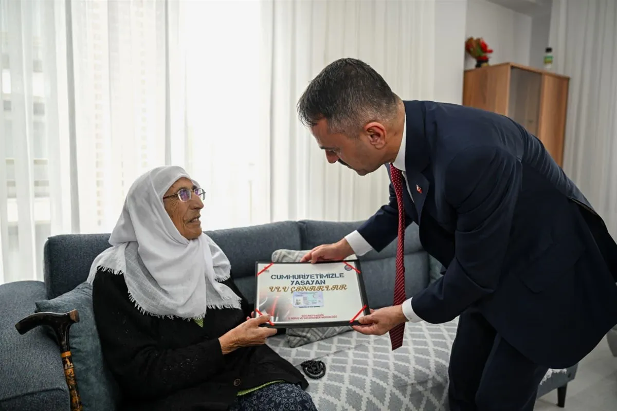 Vali Aktaş’tan, Cumhuriyet'le Yaşayan Ulu çınarlarına ziyaret