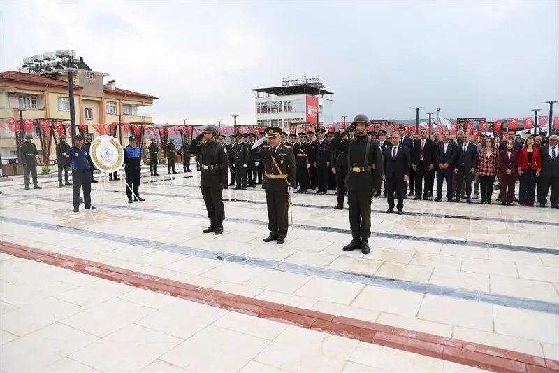 Cumhuriyet Bayramı’mızın 103. Yılı çelenk sunma töreniyle anıldı