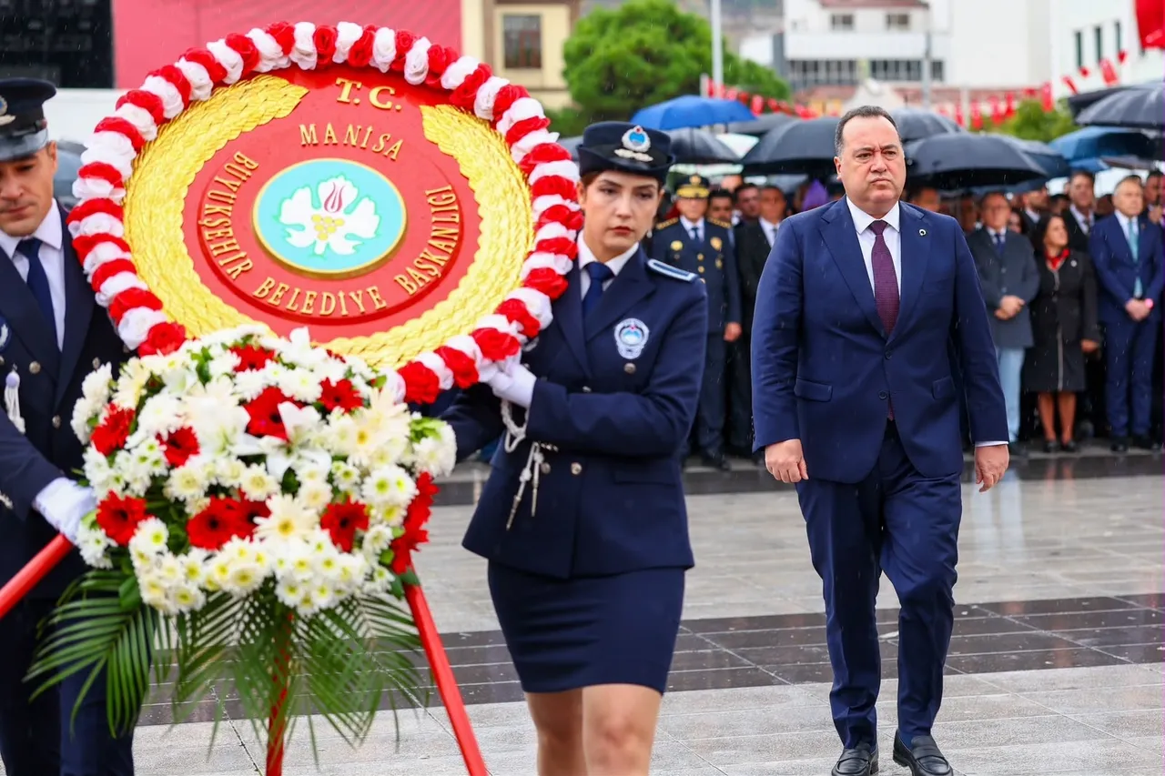 Manisa’da Cumhuriyet Bayramı coşkusu çelenk töreniyle başladı