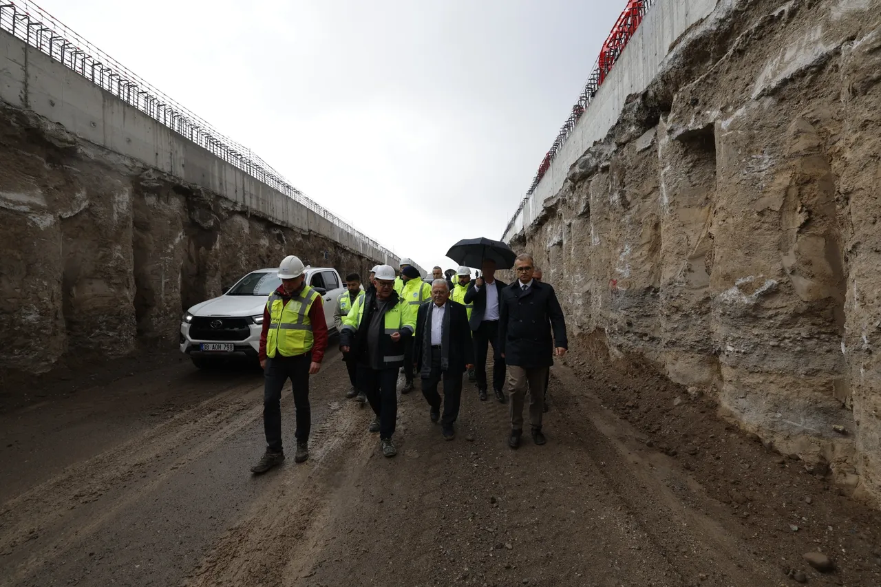 Başkan Büyükkılıç, Kartal Katlı Kavşağı’nda Son Durumu Yerinde İnceledi