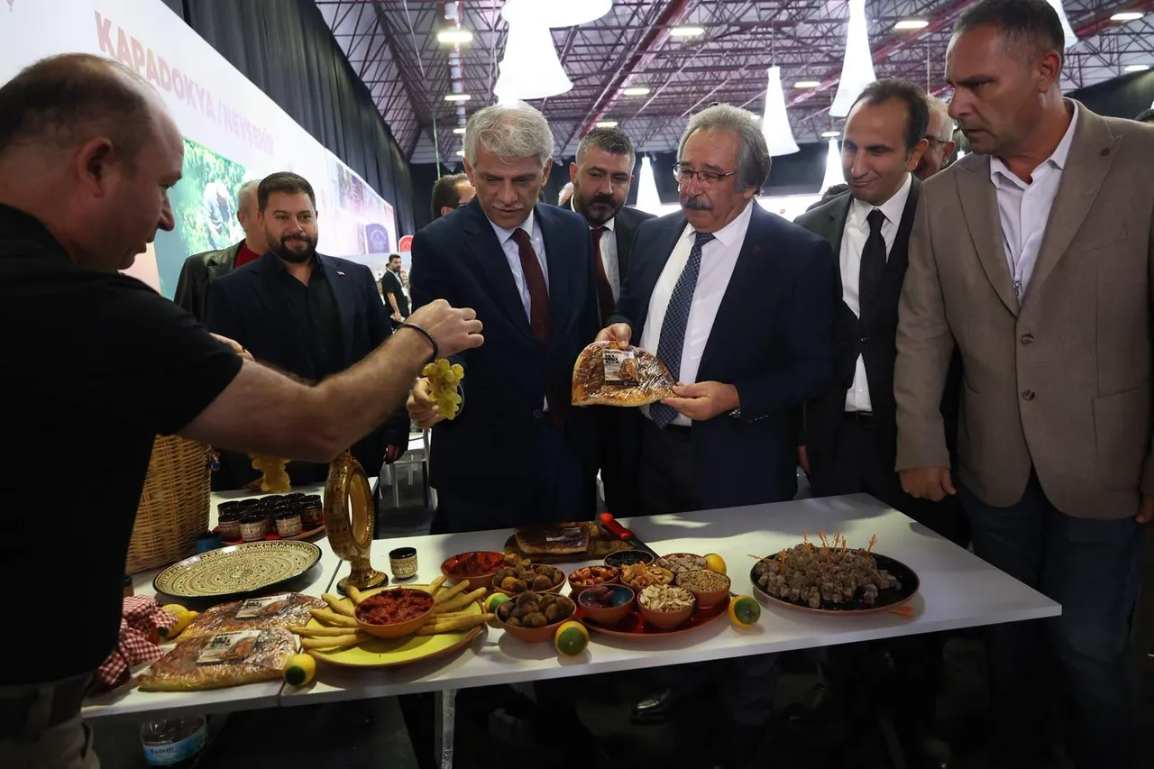 Kültür ve Turizm Bakan Yardımcısı Nadir Alpaslan Avanos stantı ziyaret etti
