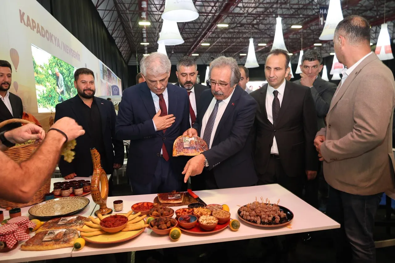 Kültür ve Turizm Bakan Yardımcısı Nadir Alpaslan Avanos stantı ziyaret etti