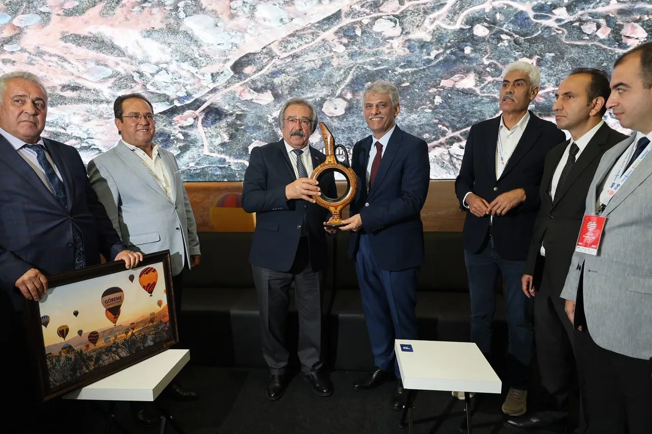 Kültür ve Turizm Bakan Yardımcısı Nadir Alpaslan Avanos stantı ziyaret etti