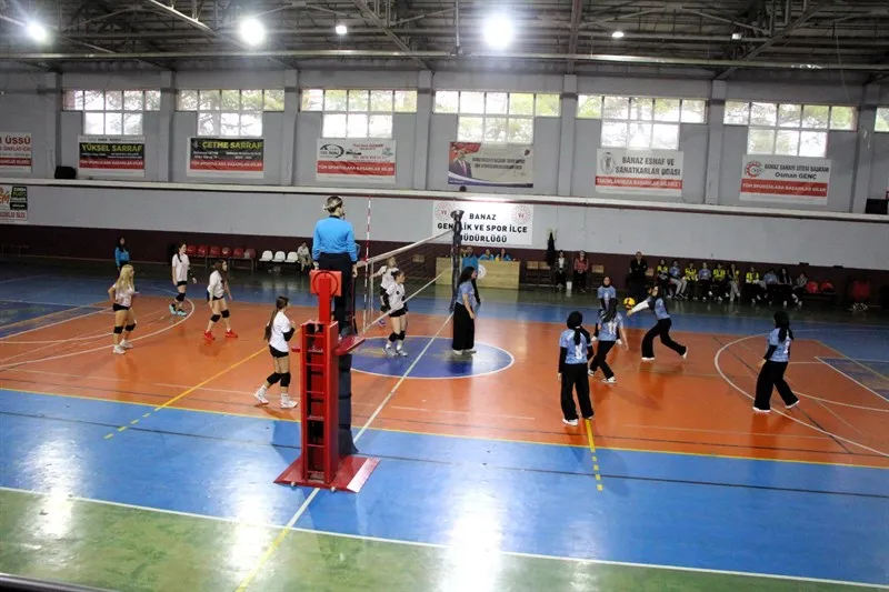 Banaz Kaymakamı, düzenlenen voleybol turnuvasının final karşılaşmasına katıldı