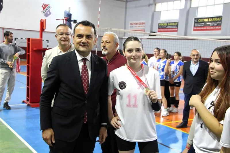 Banaz Kaymakamı, düzenlenen voleybol turnuvasının final karşılaşmasına katıldı