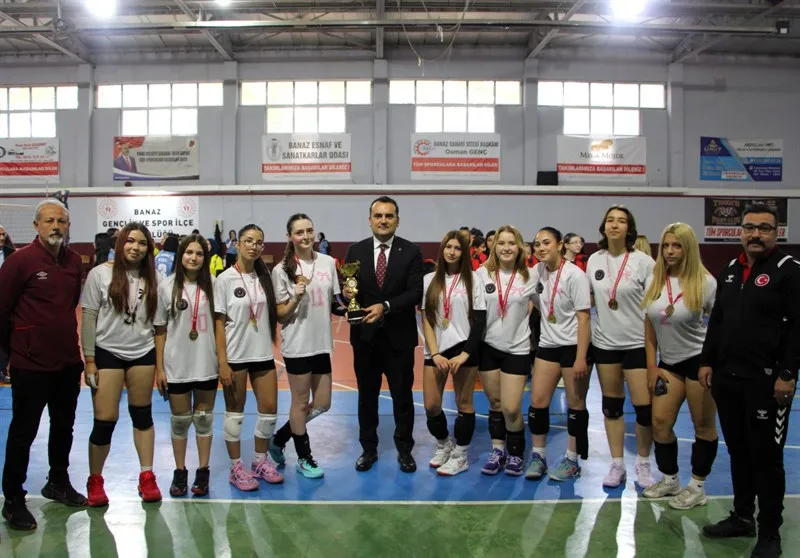 Banaz Kaymakamı, düzenlenen voleybol turnuvasının final karşılaşmasına katıldı