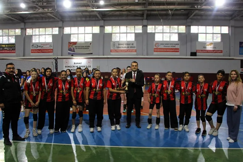Banaz Kaymakamı, düzenlenen voleybol turnuvasının final karşılaşmasına katıldı