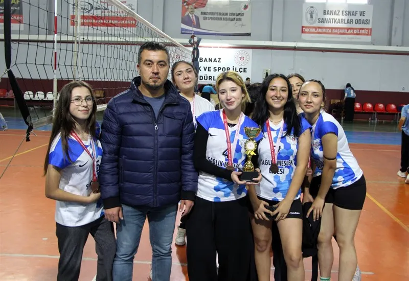 Banaz Kaymakamı, düzenlenen voleybol turnuvasının final karşılaşmasına katıldı
