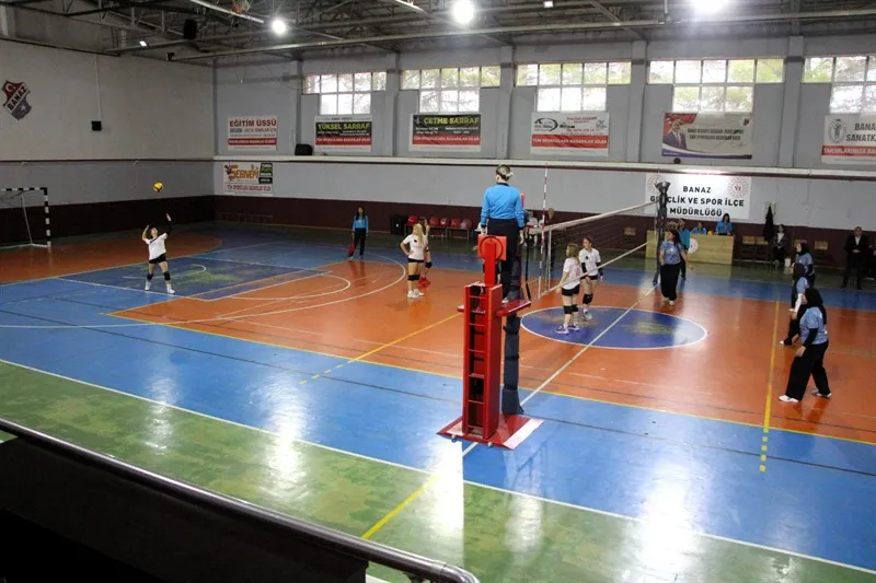Banaz Kaymakamı, düzenlenen voleybol turnuvasının final karşılaşmasına katıldı