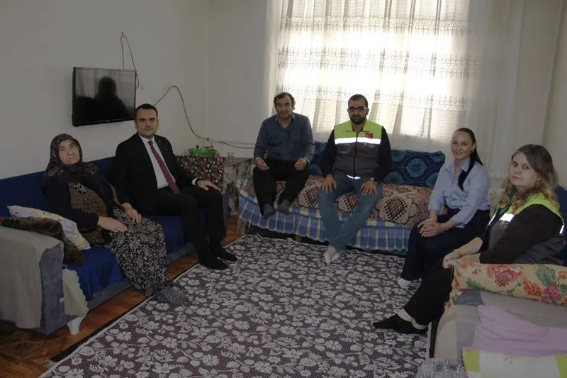 Banaz Kaymakamı, Hanife ARI ve Emine KARAPINAR ailelerinin evlerine konuk oldu