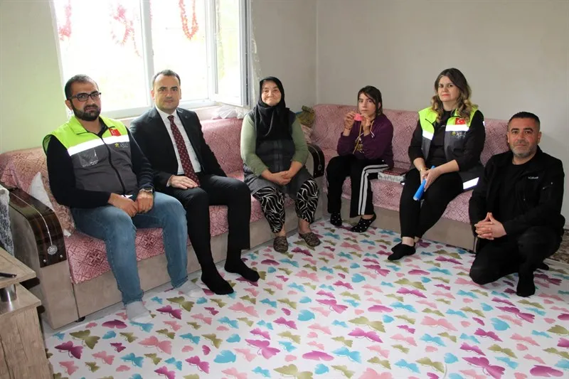 Banaz Kaymakamı, Hanife ARI ve Emine KARAPINAR ailelerinin evlerine konuk oldu
