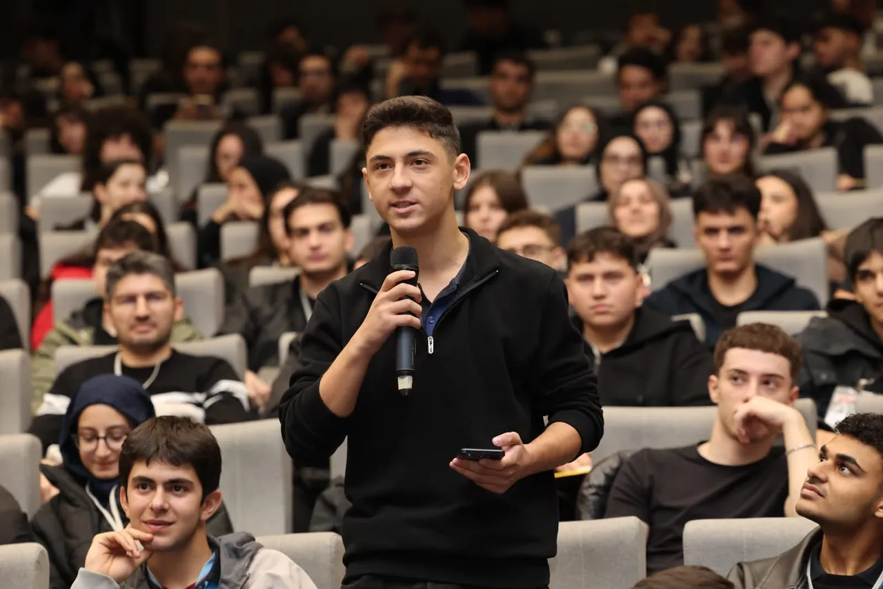 Kariyerin öncü isimleri Başiskele´de gençlerle buluştu