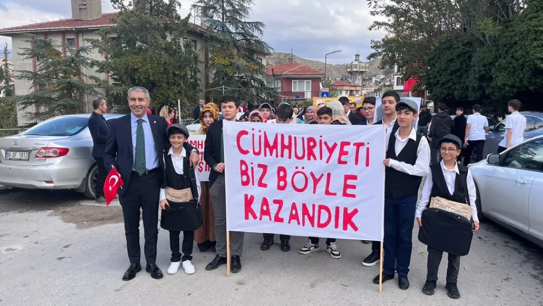 29 Ekim Cumhuriyet Bayramı kapsamında kortej yürüyüşü ve çelenk sunma töreni yapıldı