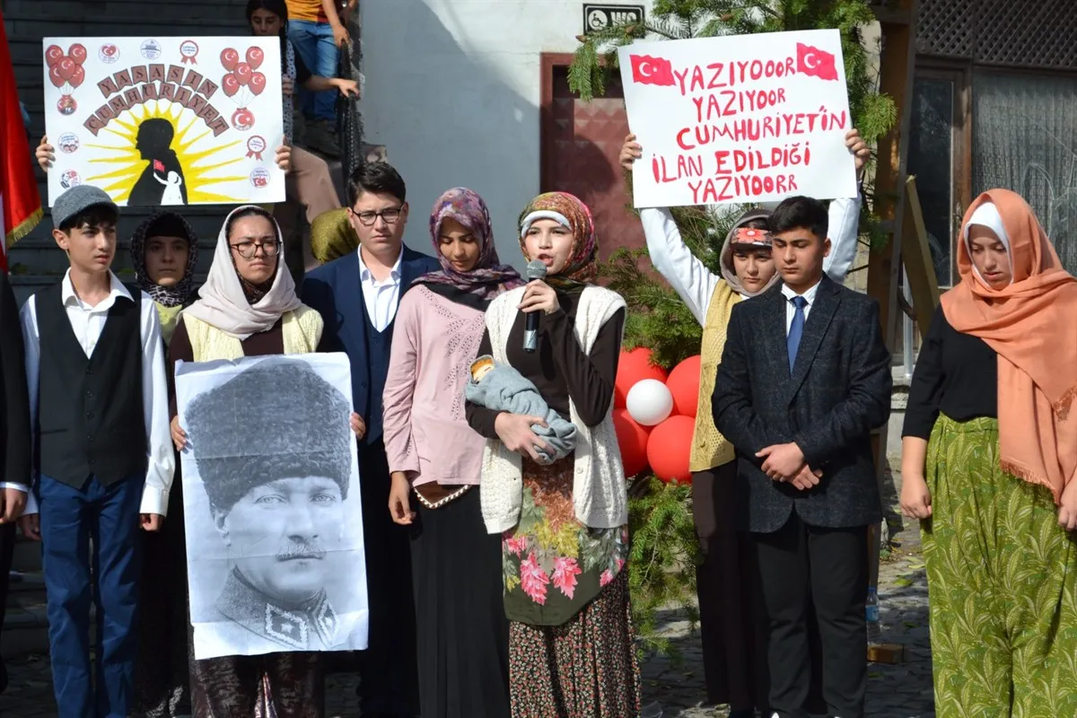 29 Ekim Cumhuriyet Bayramı kapsamında kortej yürüyüşü ve çelenk sunma töreni yapıldı