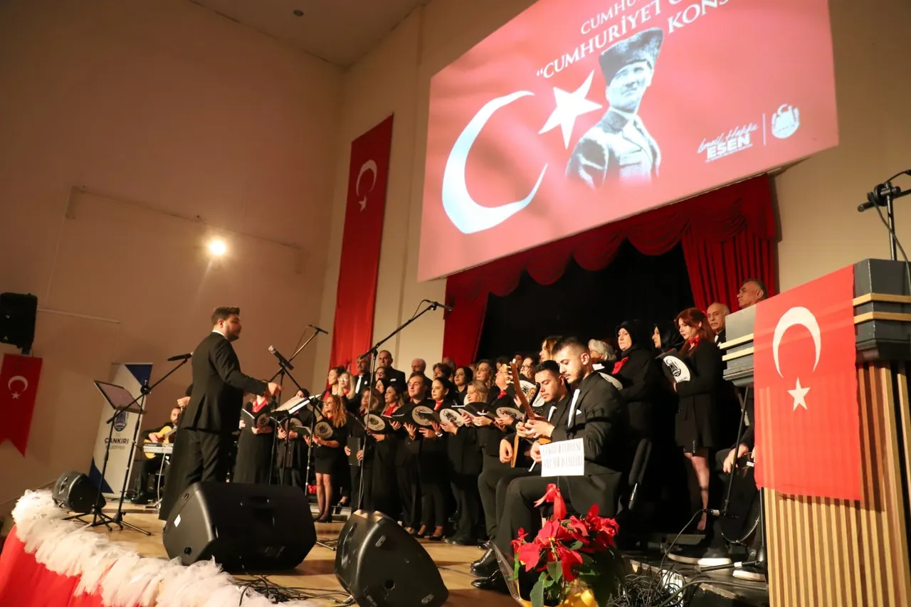 Cumhuriyet coşkusu türkülerle sahneye taşındı
