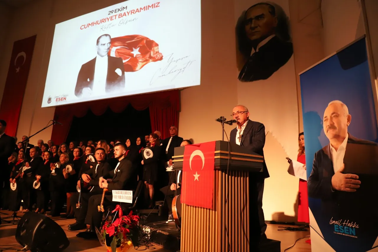 Cumhuriyet coşkusu türkülerle sahneye taşındı